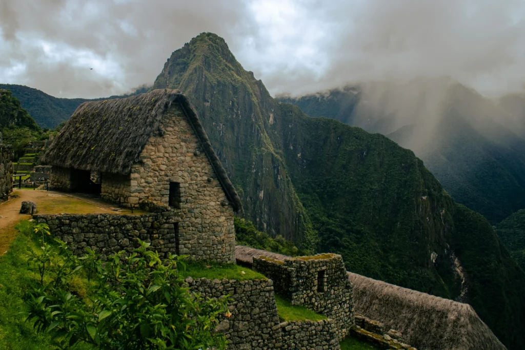 Vista aérea de Cusco al amanecer con tejados coloniales y montañas andinas